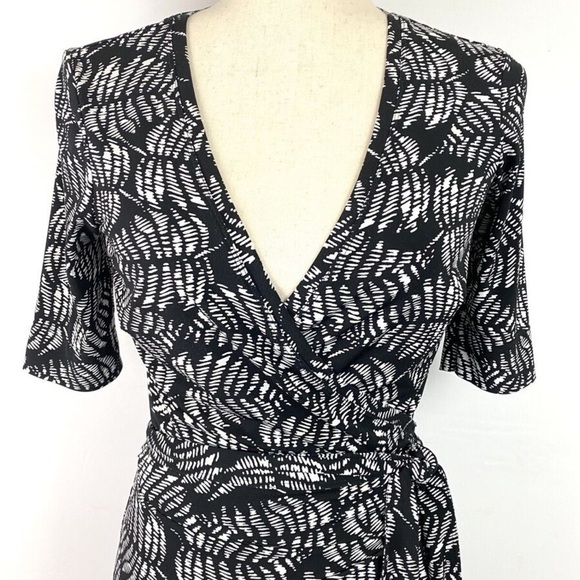 Daisy FuentesBlack and White Wrap Dress Size PXL - Picture 5 of 6